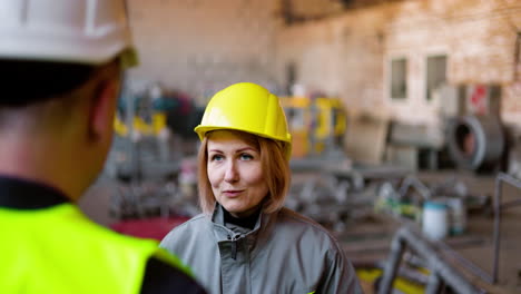 zwei mitarbeiter unterhalten sich bei der arbeit