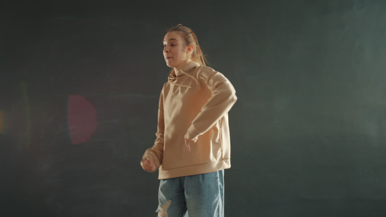 mujer bailando en estudio