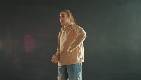mujer bailando en estudio