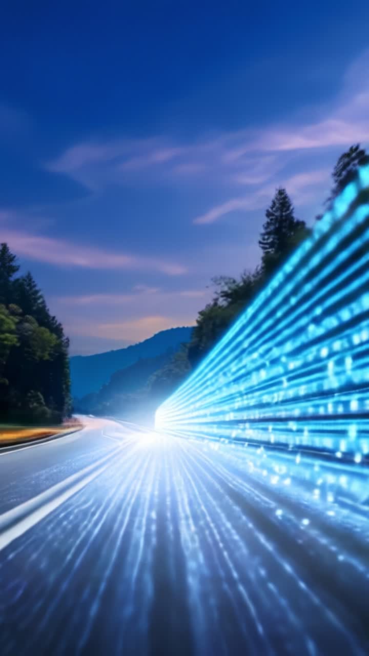 Una straordinaria visualizzazione della velocità: scie di luce intense su una pittoresca autostrada al crepuscolo con una lussureggiante foresta sullo sfondo e un'affascinante luce blu