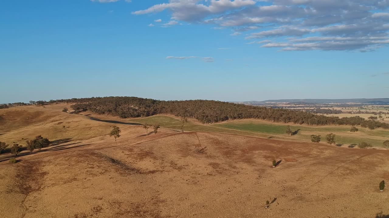 빅토리아의 베날라 근처의  ⁇ 에  ⁇ 은 언덕 위로 떠오르는