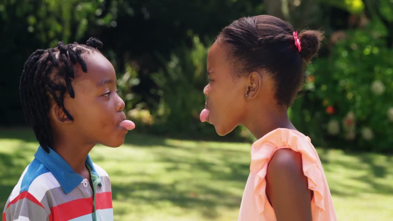 niños sacando la lengua