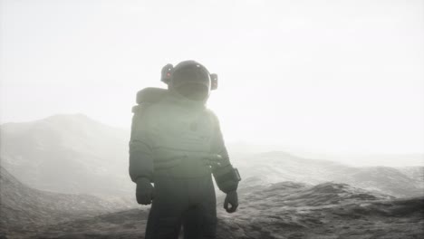 Astronaut-Auf-Einem-Anderen-Planeten-Mit-Staub-Und-Nebel