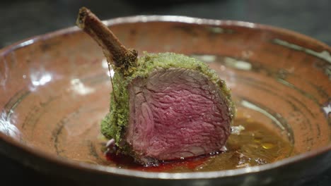 emplatar un plato con rodaja de costilla de carne de venado