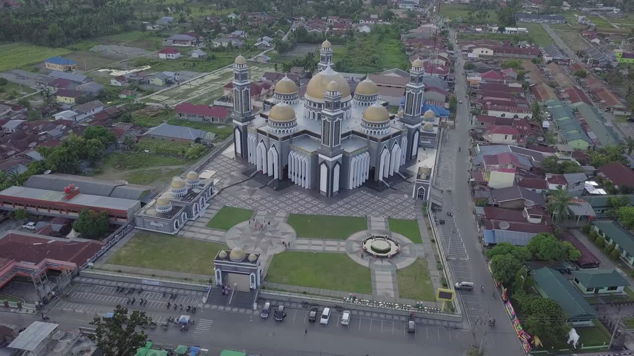 vista aérea de una mezquita con gran arquitectura ubicada en el sureste de la regencia de aceh