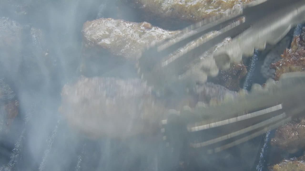 그릴에 있는 전통 음식 미트볼 "mici"