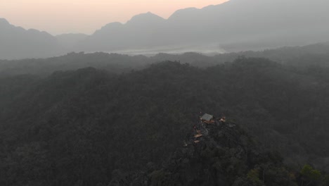 Volando-Alrededor-Del-Famoso-Mirador-Cerca-De-Vang-Vieng-Laos-Con-El-Amanecer,-Aéreo