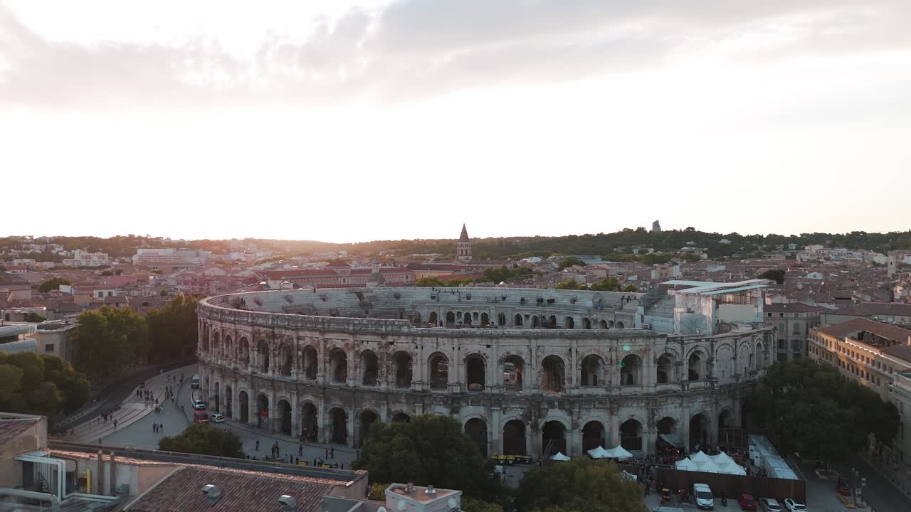 쇼 와 콘서트 를 위해 니메스 아레나 에 들어가는 사람 들 의 공중 도 촬영