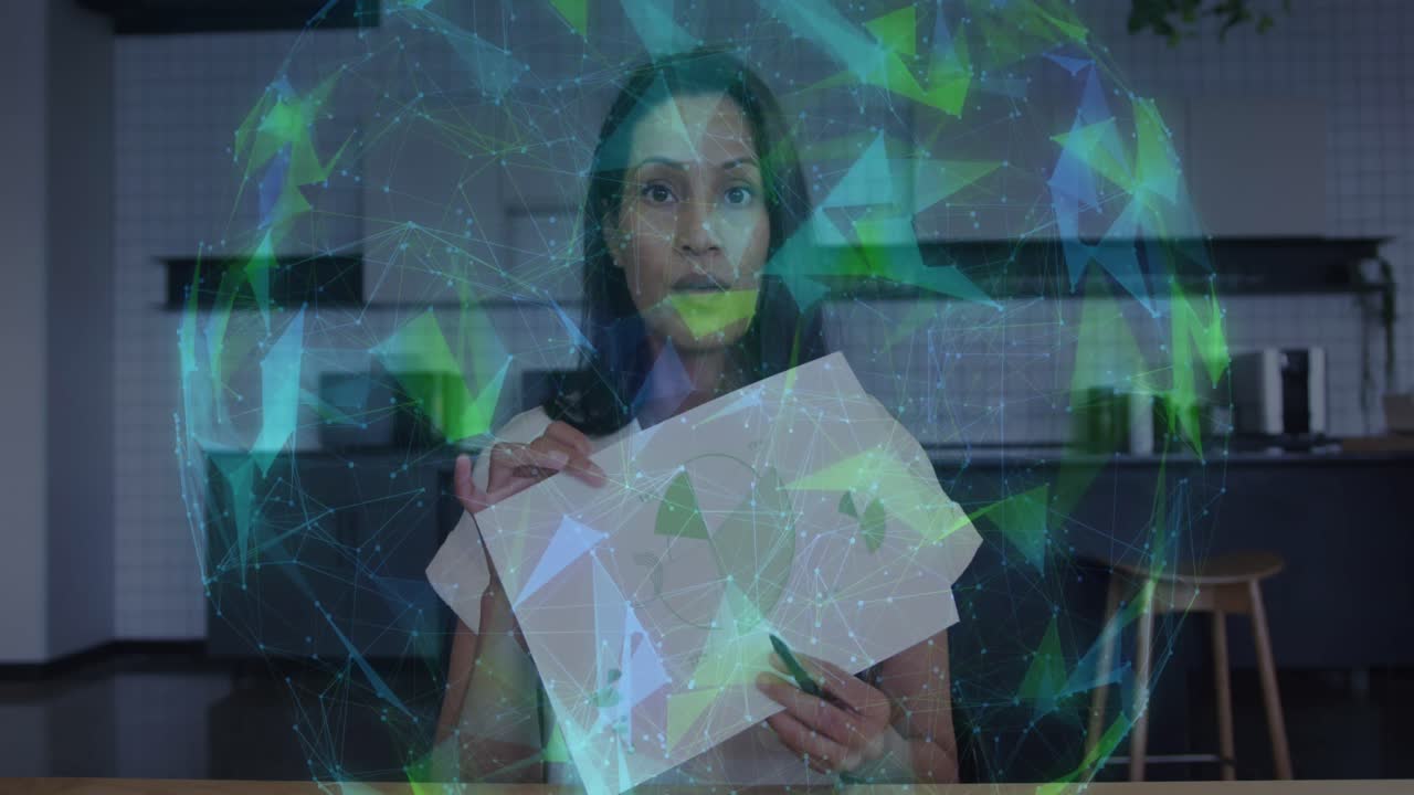 animación de conexiones y procesamiento de datos sobre empresaria biracial en la oficina