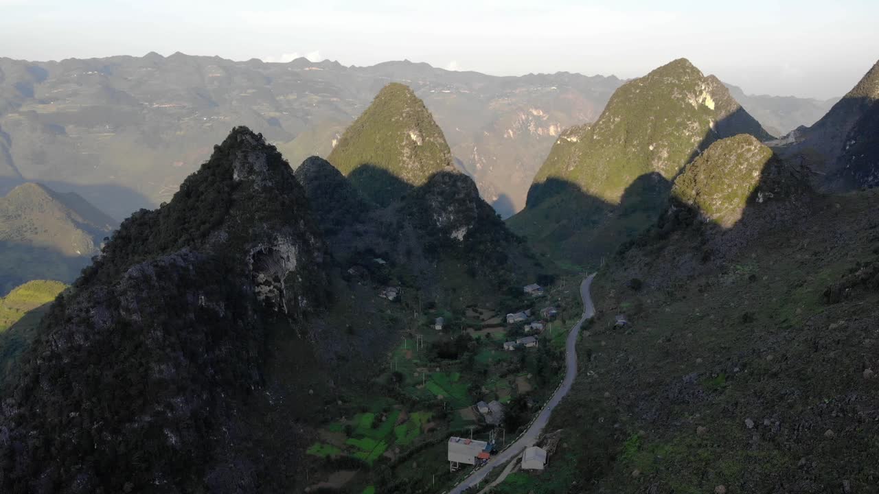 carro aéreo de movimiento lento en el camino de la felicidad, ha giang loop, dong van, vietnam