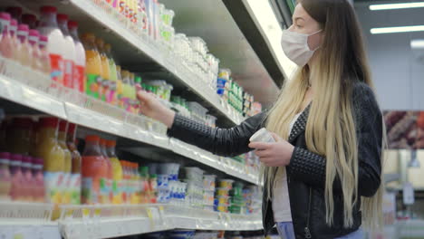 mujer comprando comestibles en un supermercado