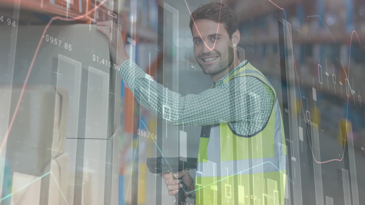animación del procesamiento de datos financieros sobre un hombre sonriente que trabaja en un almacén