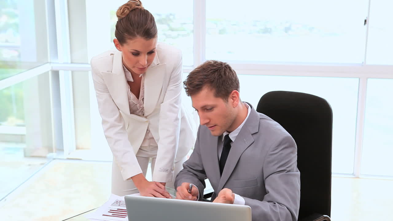 Colleghi che lavorano insieme