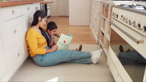 educación, lectura de libros y madre con hijo