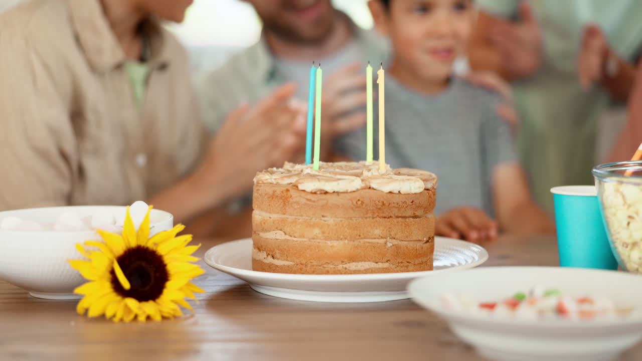 pastel de cumpleaños, velas y feliz celebración familiar