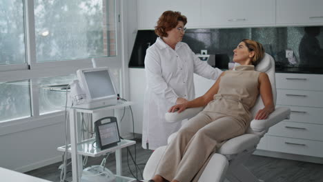 mujer sentada cita de cosmetología en la clínica. cliente hablando dermatólogo.