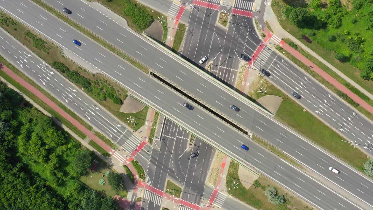 자동차와 트럭 트럭 이동 공중 보기 4k와 고속도로 공중