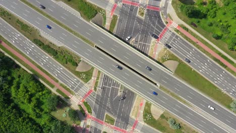 Autobahnantenne-Mit-Autos-Und-Lkw,-Die-Luftbild-4k-Bewegen