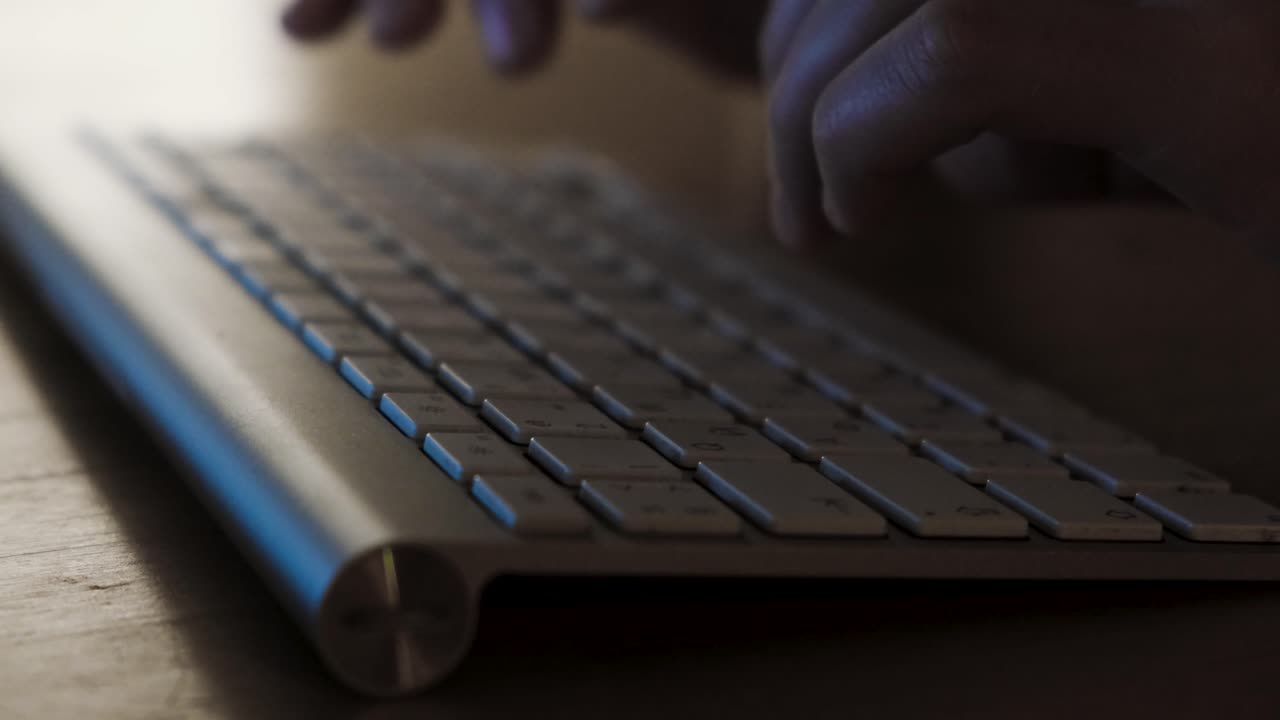 mãos a digitar num teclado