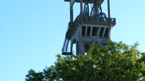 Cerca-De-La-Torre-De-La-Mina-En-Un-Día-Soleado