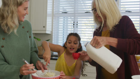 Video-De-Una-Familia-Feliz-Y-Diversa-Cocinando-Juntos-En-La-Cocina.