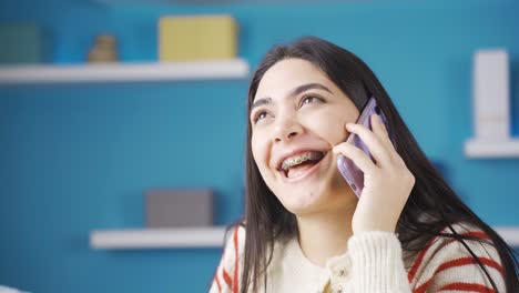 Glückliche-Junge-Frau-Mit-Zahnspange,-Die-Am-Telefon-Spricht.