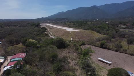 Luftaufnahme-Der-Landebahn-Des-Flughafens-In-Der-Malerischen-Stadt-Gracias,-Honduras