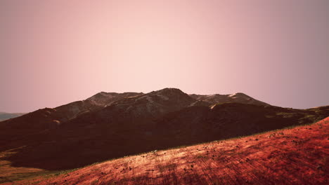 Atemberaubende-Landschaft-Mit-Farbigen-Bergen-Und-Himmel-Im-Hintergrund-Bei-Sonnenuntergang