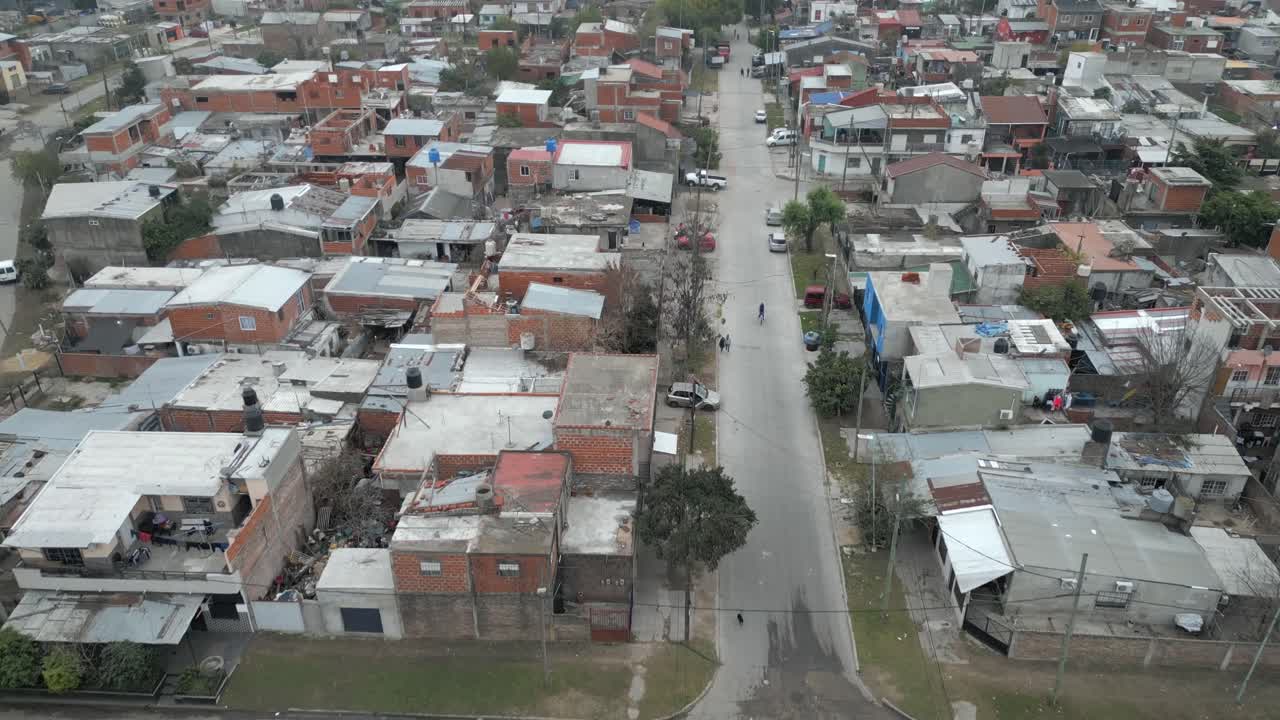 vista aérea de los barrios marginales sobrepoblados de villa fiorito, buenos aires, argentina