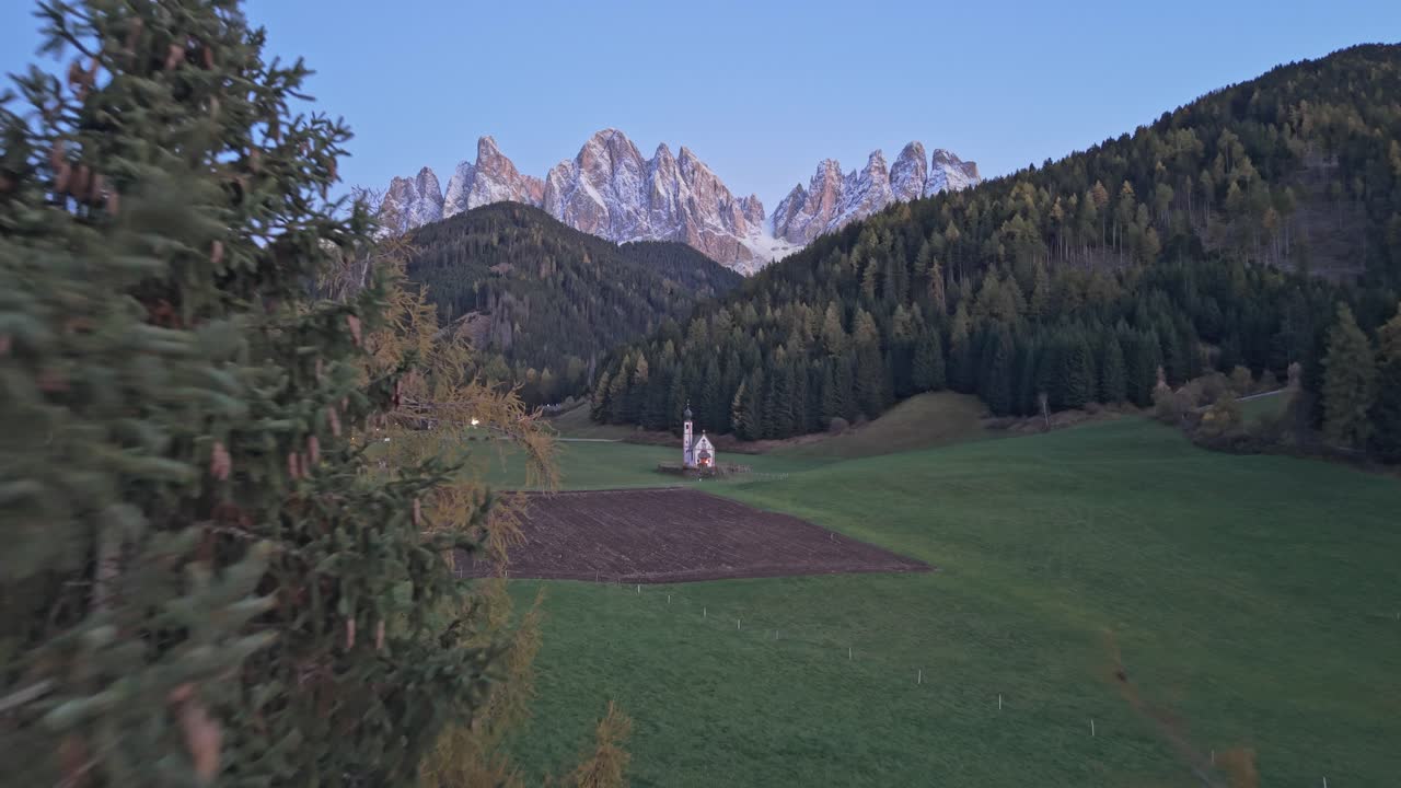 Luftfoto ved solnedgang af berømt kapel i landsbyen Funes, Norditalien.