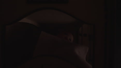 dolly yace en la casa de juguetes al apagar la luz en la habitación