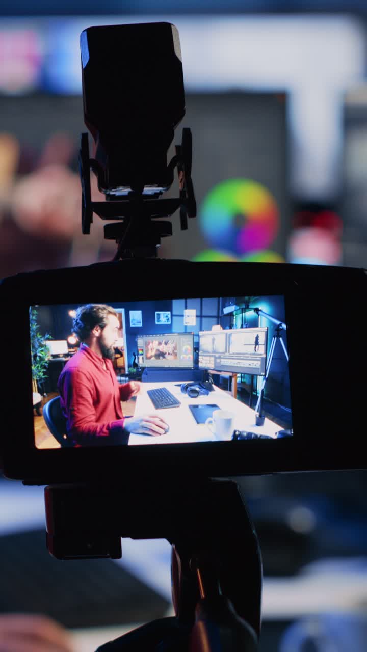 Video verticale. Fotocamera professionale utilizzata da un videografo per registrare una guida sull'applicazione di tecniche di editing moderne.