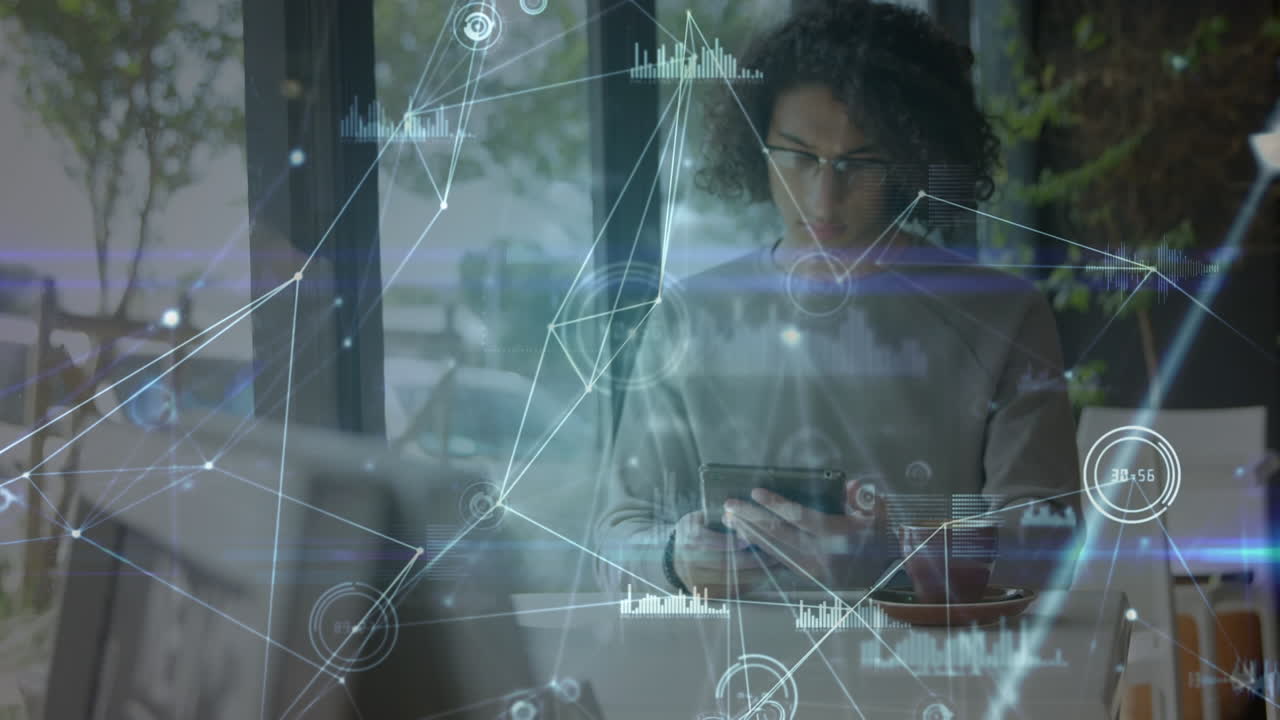 red de conexiones y procesamiento de datos contra un hombre afroamericano que usa un teléfono inteligente