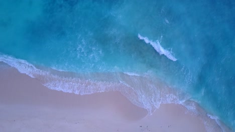 Grandes-Olas-Blancas-De-Mar-Azul-Que-Hacen-Espuma-Sobre-La-Arena-Rosada-De-Una-Playa-Exótica-En-Bermuda,-Hermosa-Textura-Marina,-Espacio-Para-Copiar