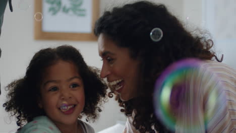 Adorable-Niña-Jugando-Con-Pompas-De-Jabón-En-Casa,-Madre-Y-Padre-Divirtiéndose-Con-El-Niño-Disfrutando-Del-Tiempo-En-Familia-El-Fin-De-Semana-4k