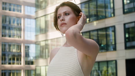 Nahaufnahme-Einer-Eleganten-Frau-Mit-Sonnenbrille-Auf-Dem-Kopf