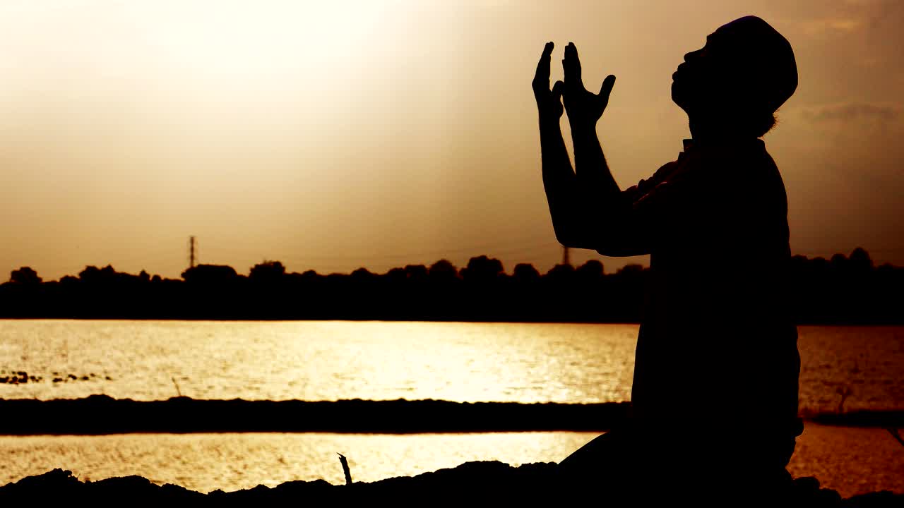 무슬림 남자들은 하나님으로부터 축복을 받기 위해 기도하고 있습니다.