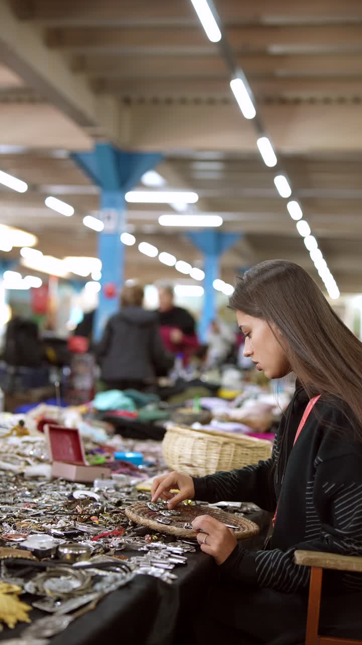 mujer mirando joyas en un mercado