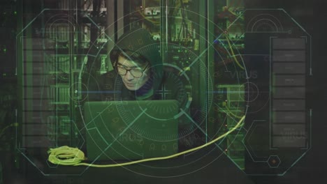 animación del procesamiento de datos sobre un hacker masculino con una computadora portátil por servidores informáticos.