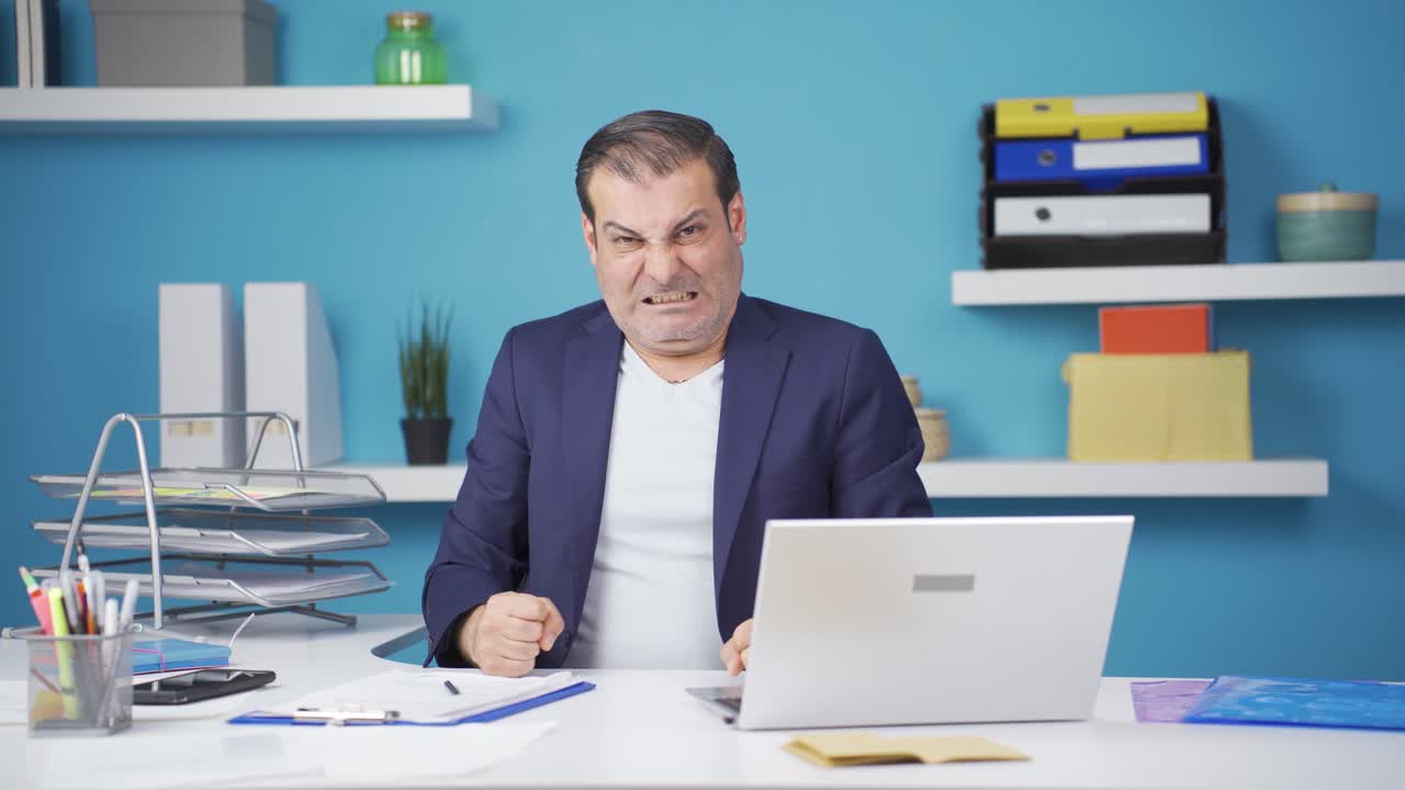 un hombre de negocios que tiene una crisis nerviosa.