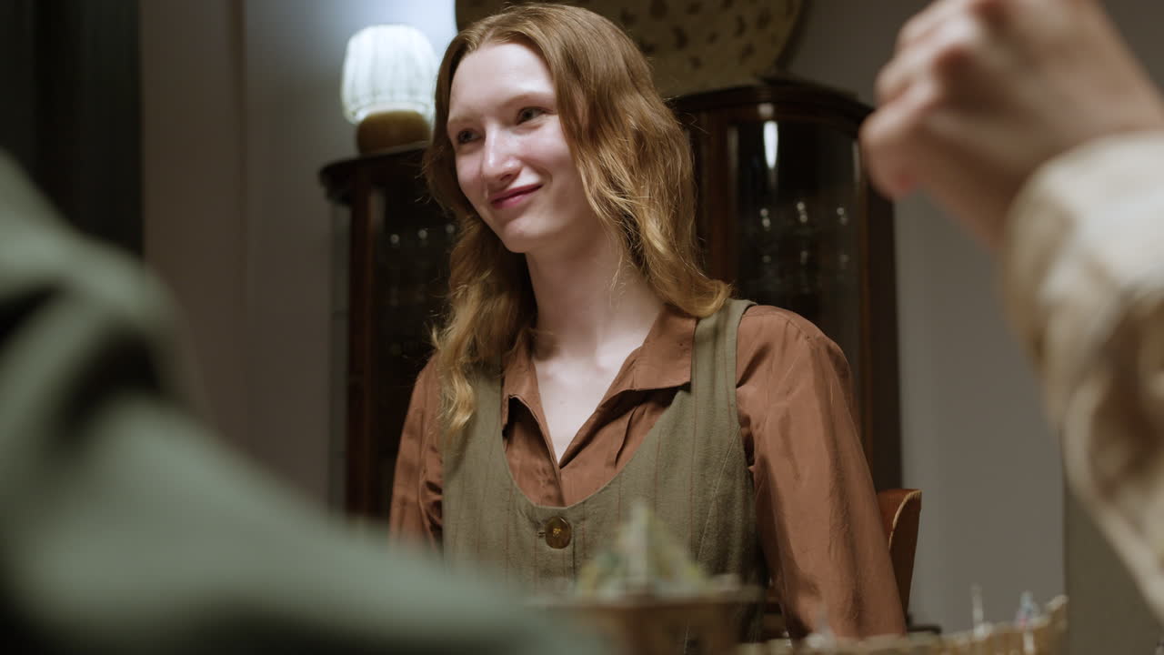 역할 게임을 하는 여자