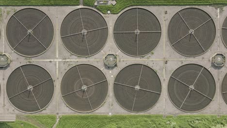 vista a vista de pájaro tratamiento de aguas residuales círculos aéreos superiores forma uk