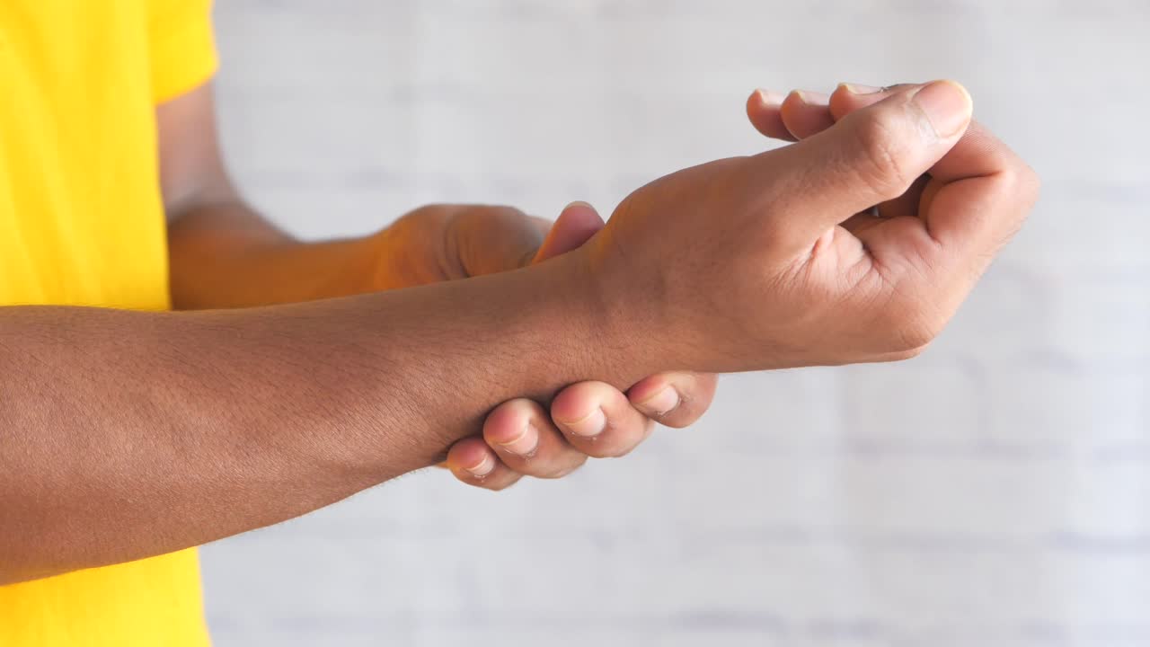 hombre que sufre de dolor en la muñeca