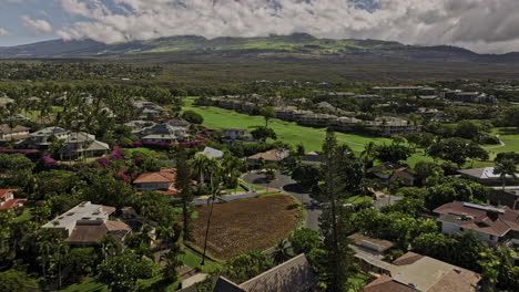 wailea-makena maui hawaii aerial v14 comunidad residencial de sobrevuelo a través del campo de golf capturando el vecindario de la ladera, los hoteles turísticos y la vista de la montaña kalahaku - filmado con mavic 3 cine - diciembre 2022