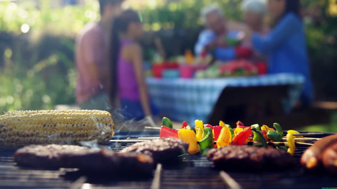Mais, salsicce e carne alla griglia sul barbecue 4k