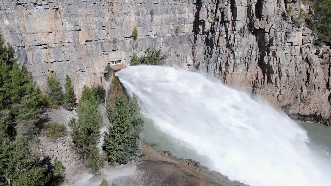 la desembocadura de la puerta de el chorro del embalse de arenos, montanejos, castellón, españa, aérea