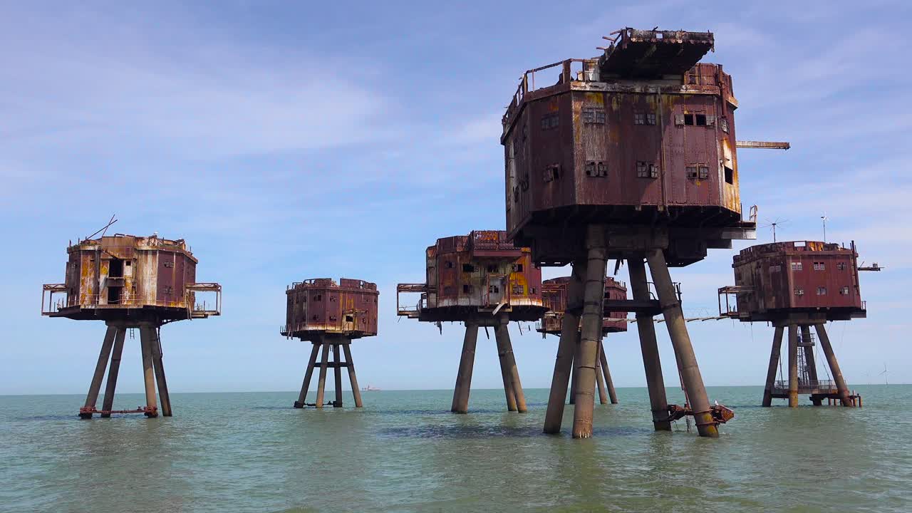 las estructuras de maunsell forts old world war two se oxidan sobre pilotes en el estuario del río támesis en inglaterra 2