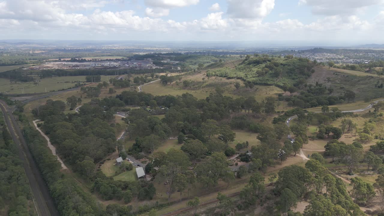 hermoso vuelo panorámico sobre el monte