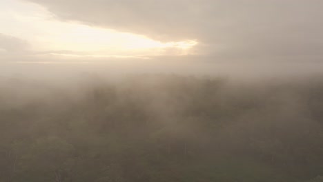 Niebla-Baja-En-Río-Dulce-Durante-La-Mágica-Mañana-Guatemala,-Aérea