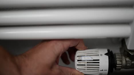 dial de giro manual que apaga el radiador doméstico para reducir la temperatura y el consumo de aceite